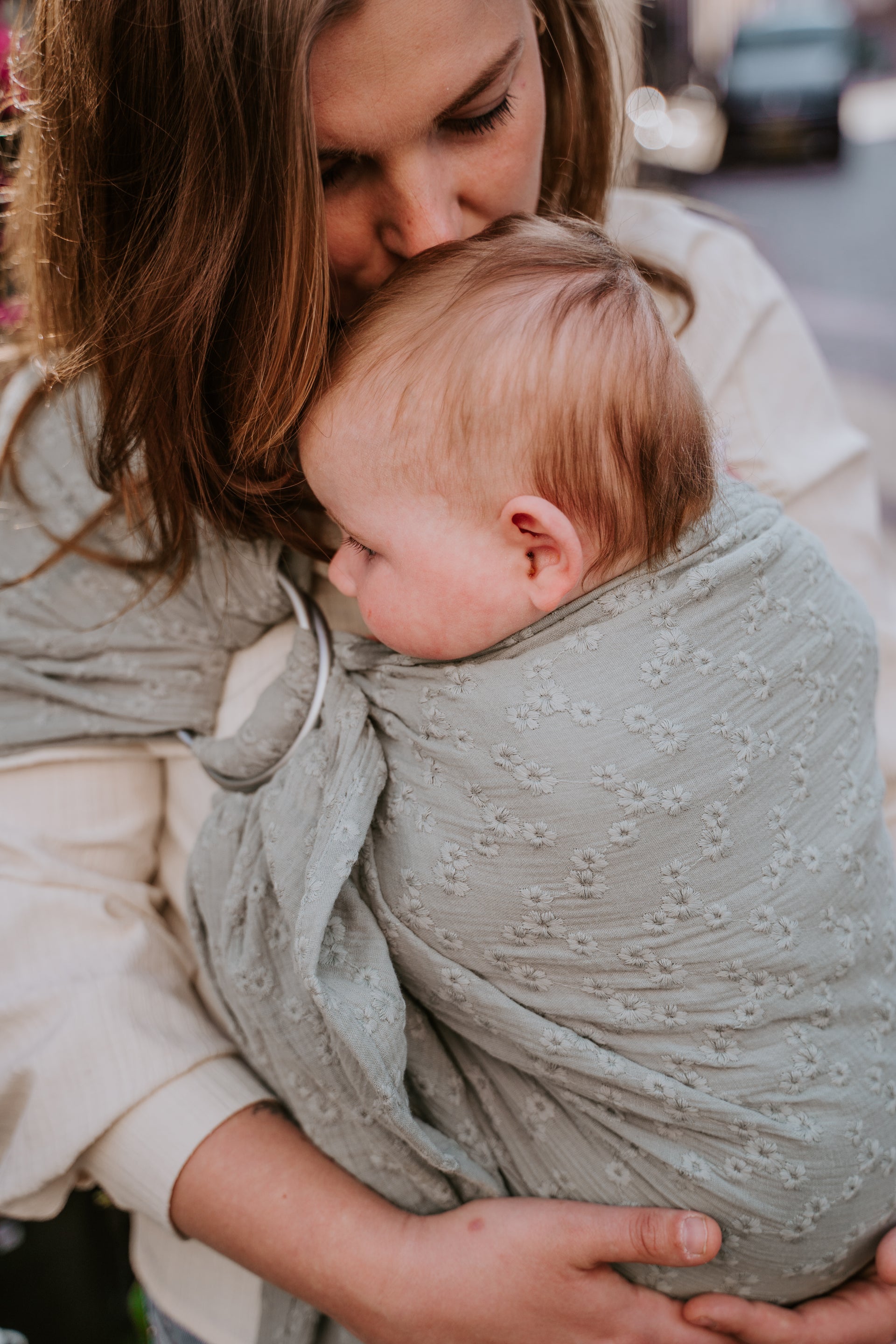 Ringsling katoen Daisy green Bay natural cosy kids 3