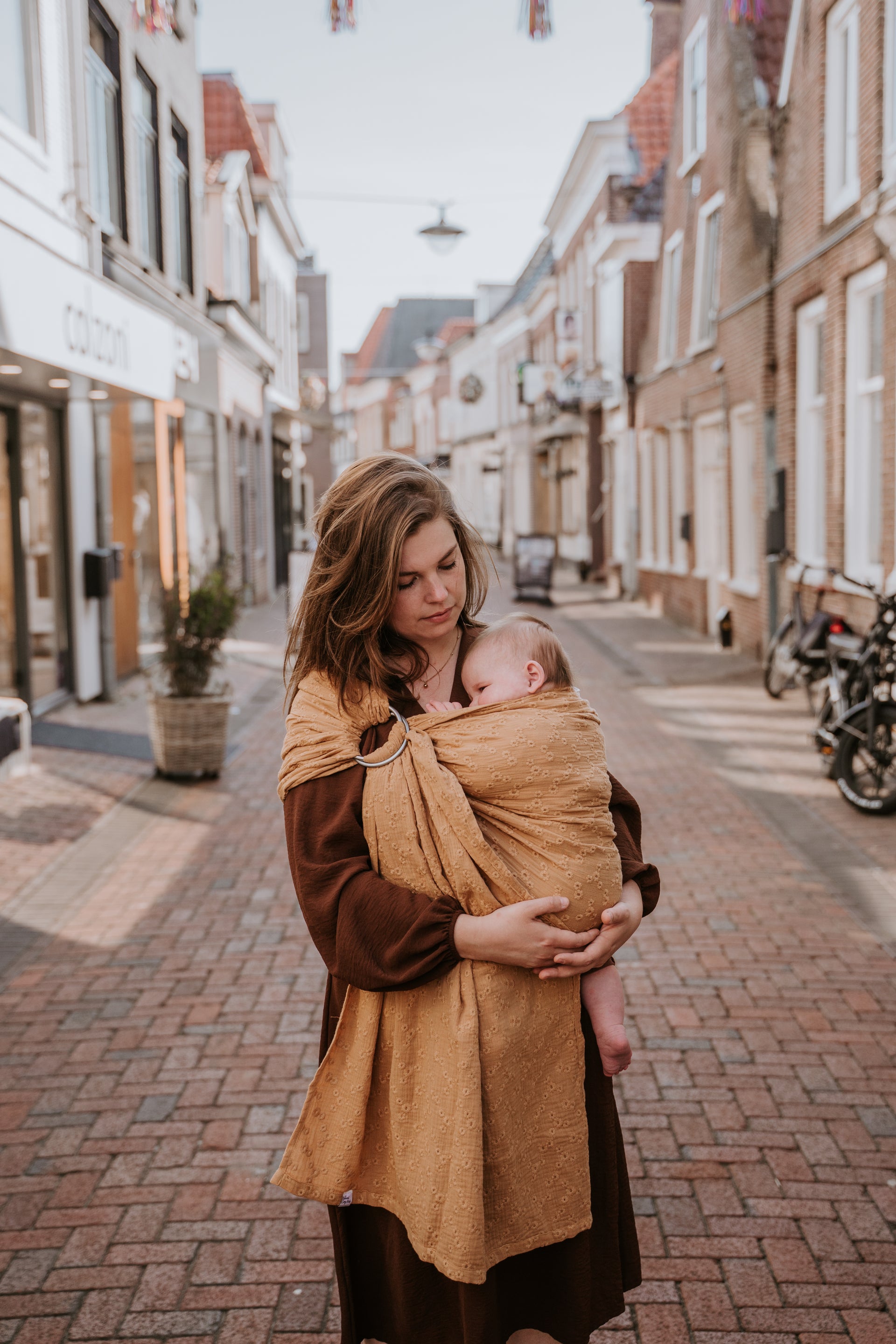 Ringsling katoen Daisy ochre natural cosy kids 2